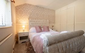 Ashbourne House - Close To Central Woking